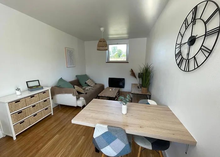 Chez Marcel, Petit Et Cosy, Avec Grand Parking Gratuit Echauffour