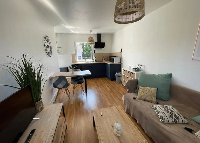 Chez Marcel, Petit Et Cosy, Avec Grand Parking Gratuit * Echauffour